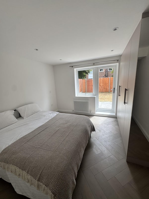 Flat Courtlands Avenue in Greater London