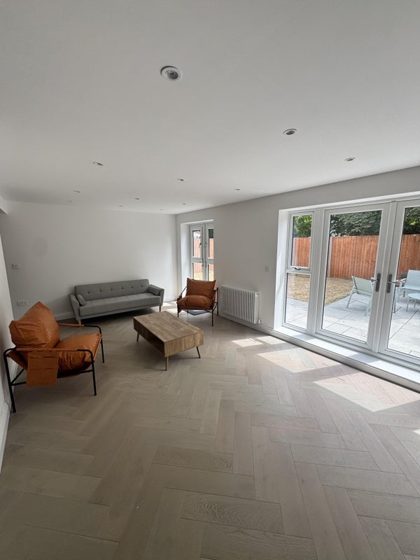 Flat Courtlands Avenue in Greater London