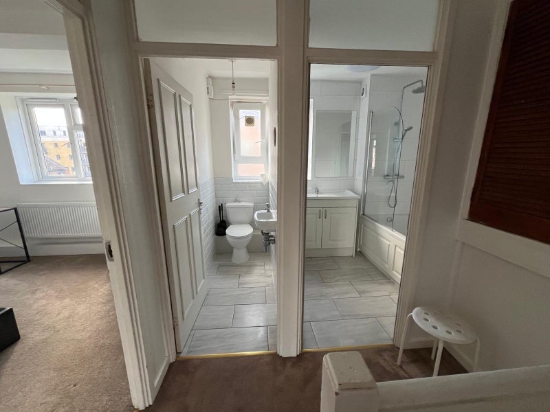 Room Trelawney Estate in Greater London