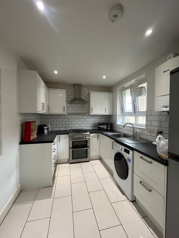 Room Trelawney Estate in Greater London