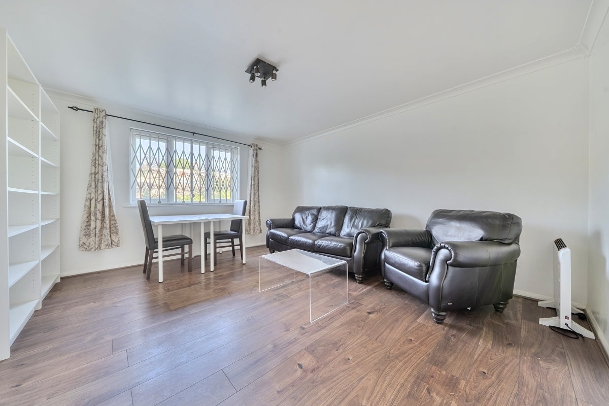Flat John Silkin Lane in Greater London
