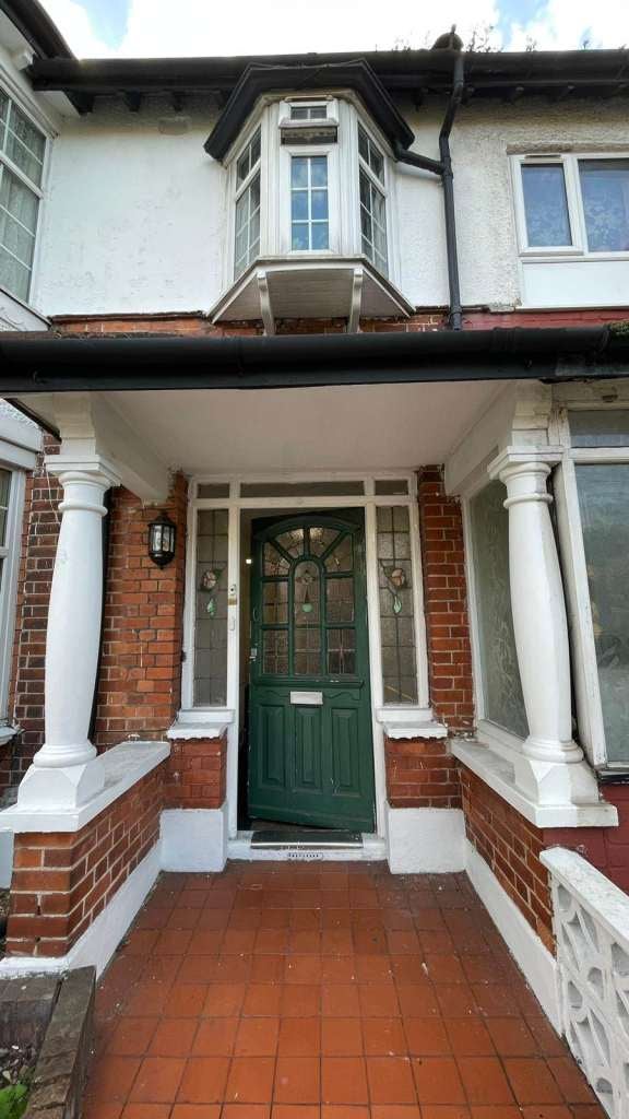 Flat Harrow Road in Greater London