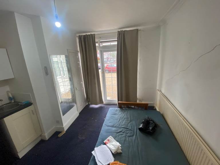 Flat Harrow Road in Greater London