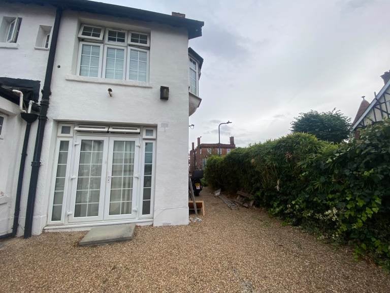 Flat Harrow Road in Greater London