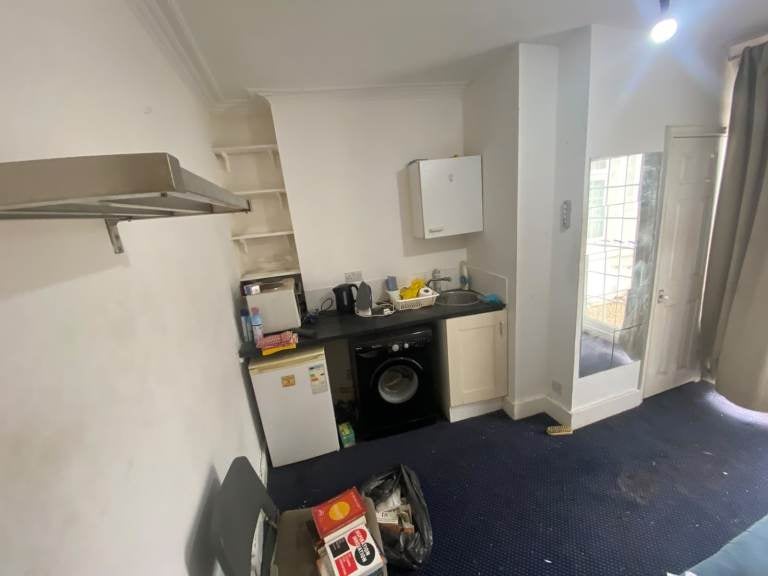 Flat Harrow Road in Greater London