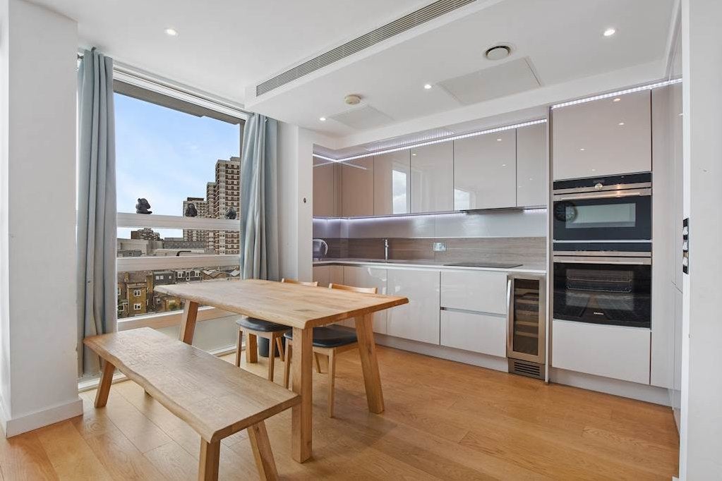 Flat Holland Park Avenue in Greater London