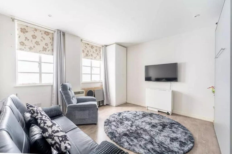 Flat Hatherley Grove in City of Westminster