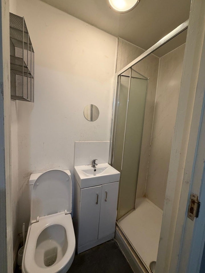 Room Elmgate Avenue in Greater London