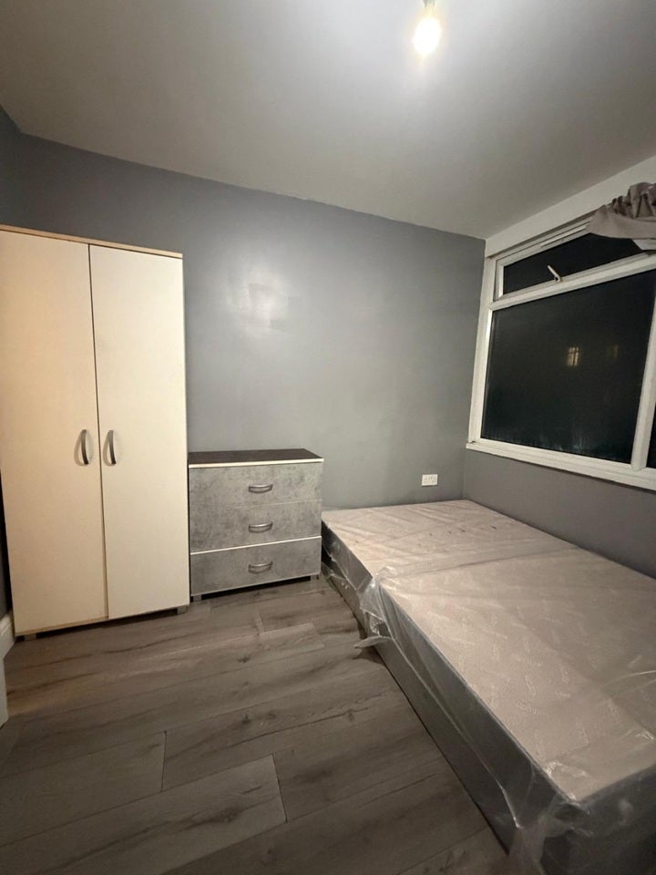 Room Elmgate Avenue in Greater London