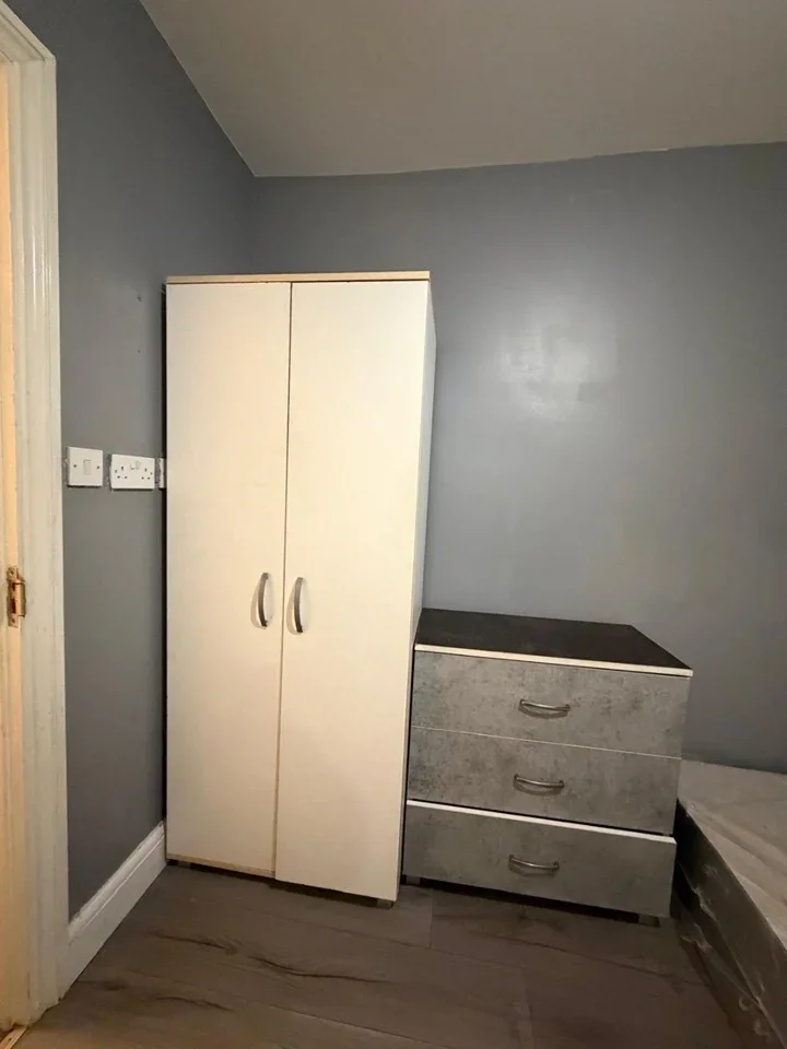 Room Elmgate Avenue in Greater London