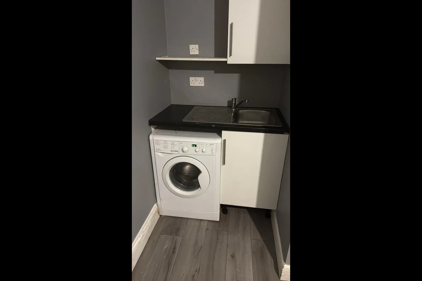 Room Elmgate Avenue in Greater London