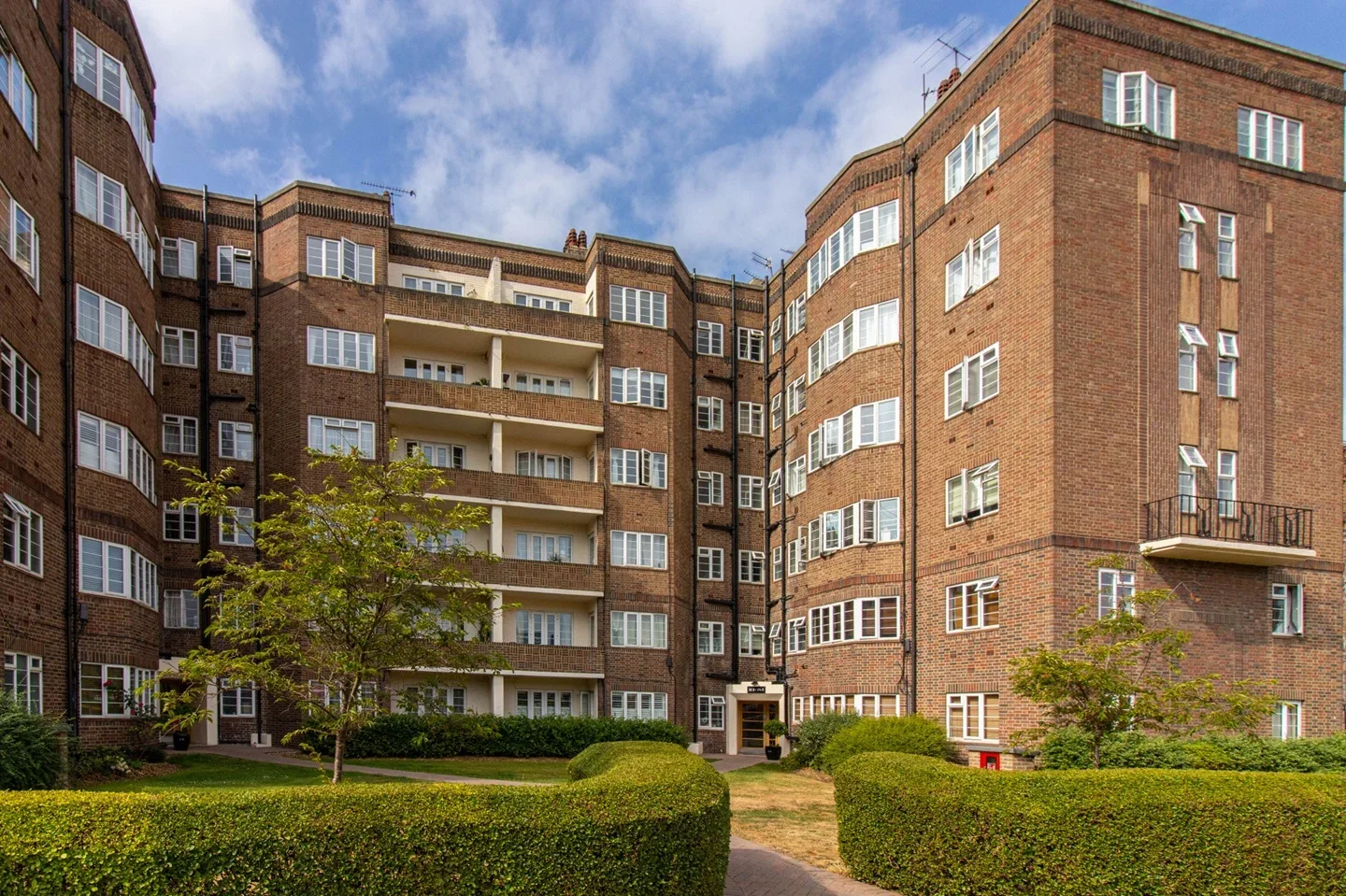 Flat Chiswick Village in Greater London