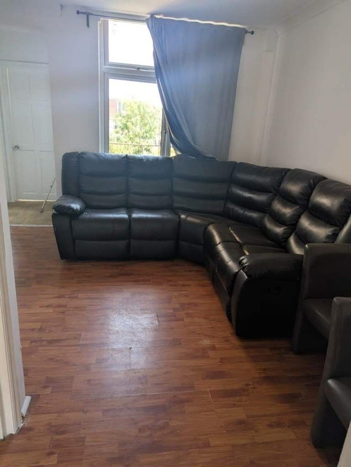 Flat Greenford Road in Greater London