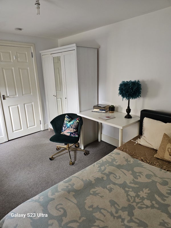 Flat Barratt Avenue in Greater London