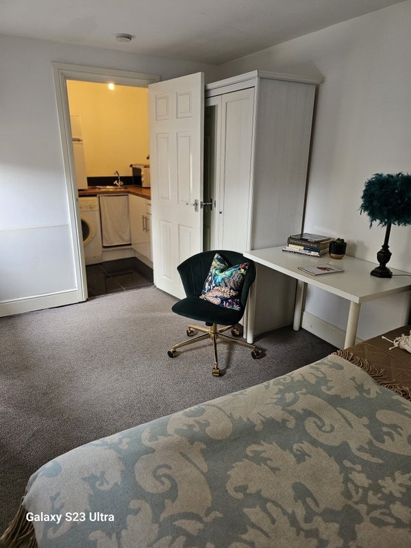Flat Barratt Avenue in Greater London