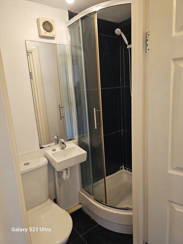 Flat Barratt Avenue in Greater London