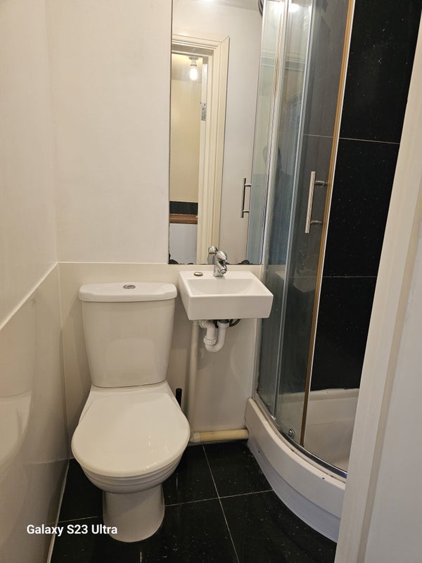Flat Barratt Avenue in Greater London