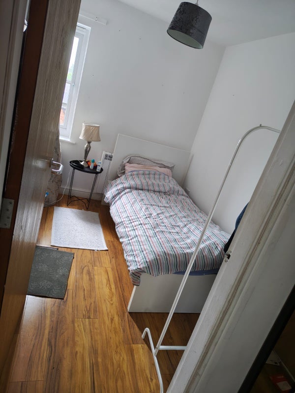 Room Cleveland Road in Manchester