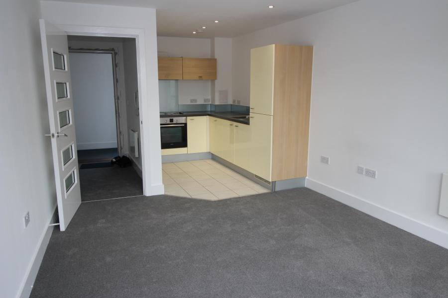 Flat Ryemead Way in High Wycombe