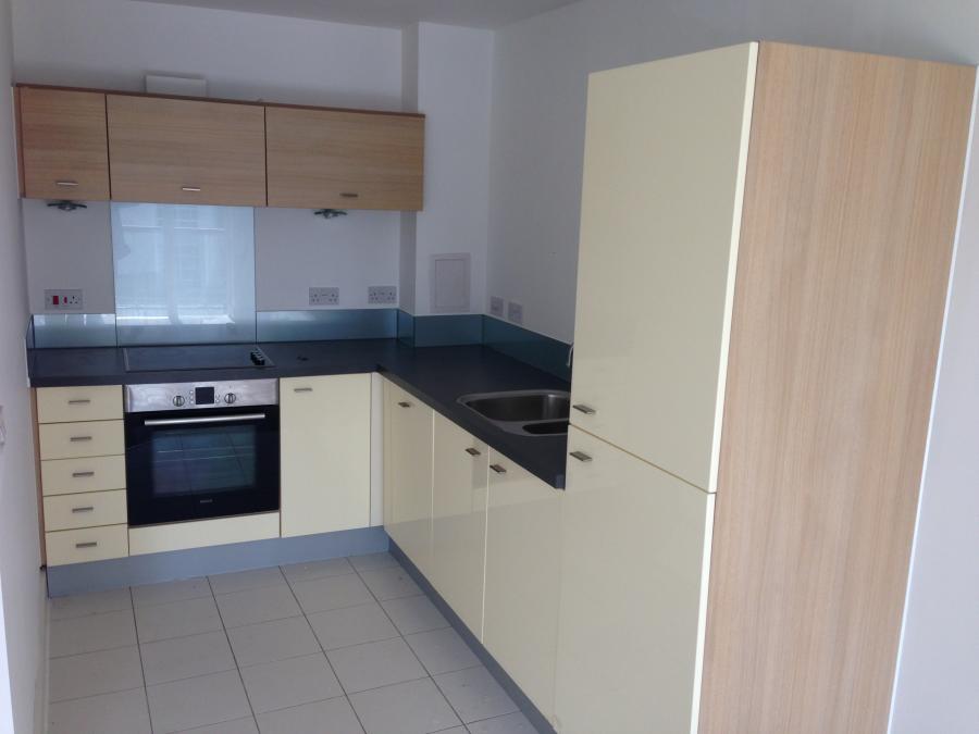 Flat Ryemead Way in High Wycombe