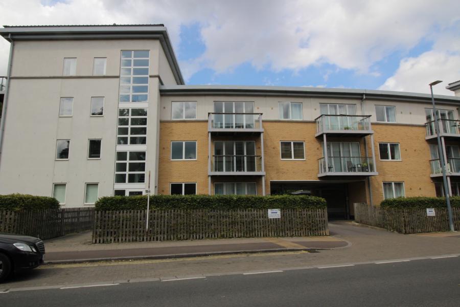 Flat Ryemead Way in High Wycombe