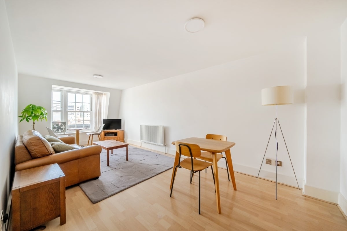 Flat Market Place in Greater London