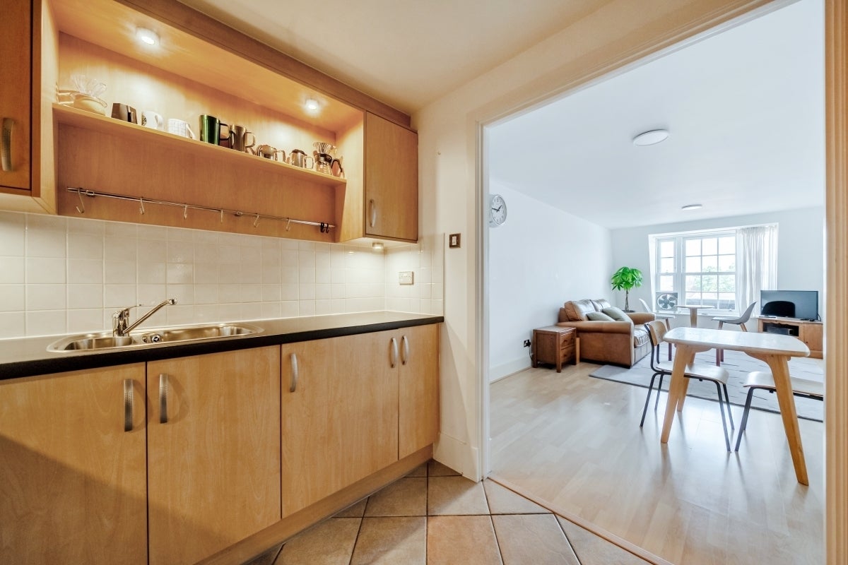 Flat Market Place in Greater London