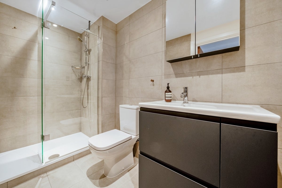 Flat Market Place in Greater London