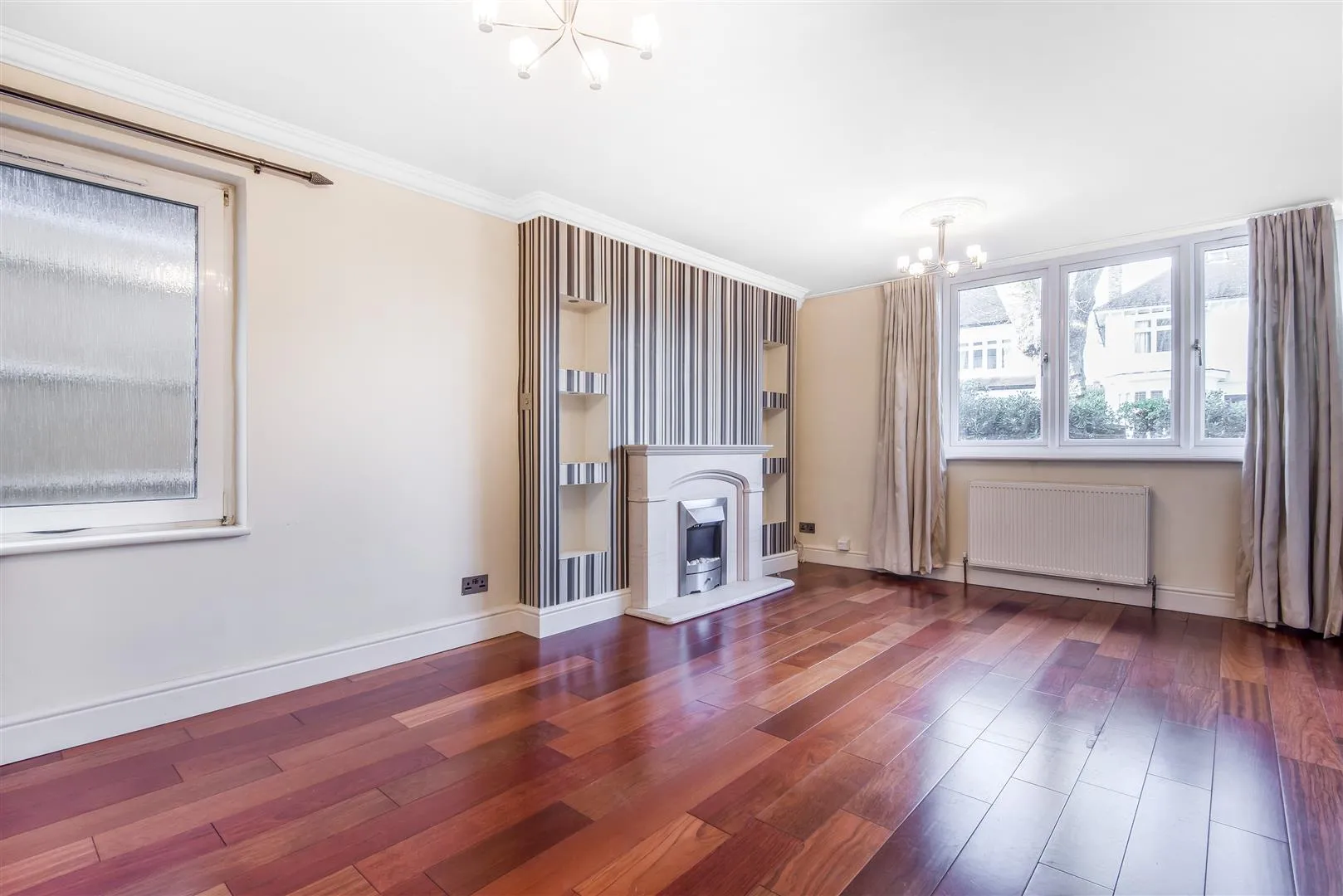 Flat Sheen Gate Gardens in Greater London