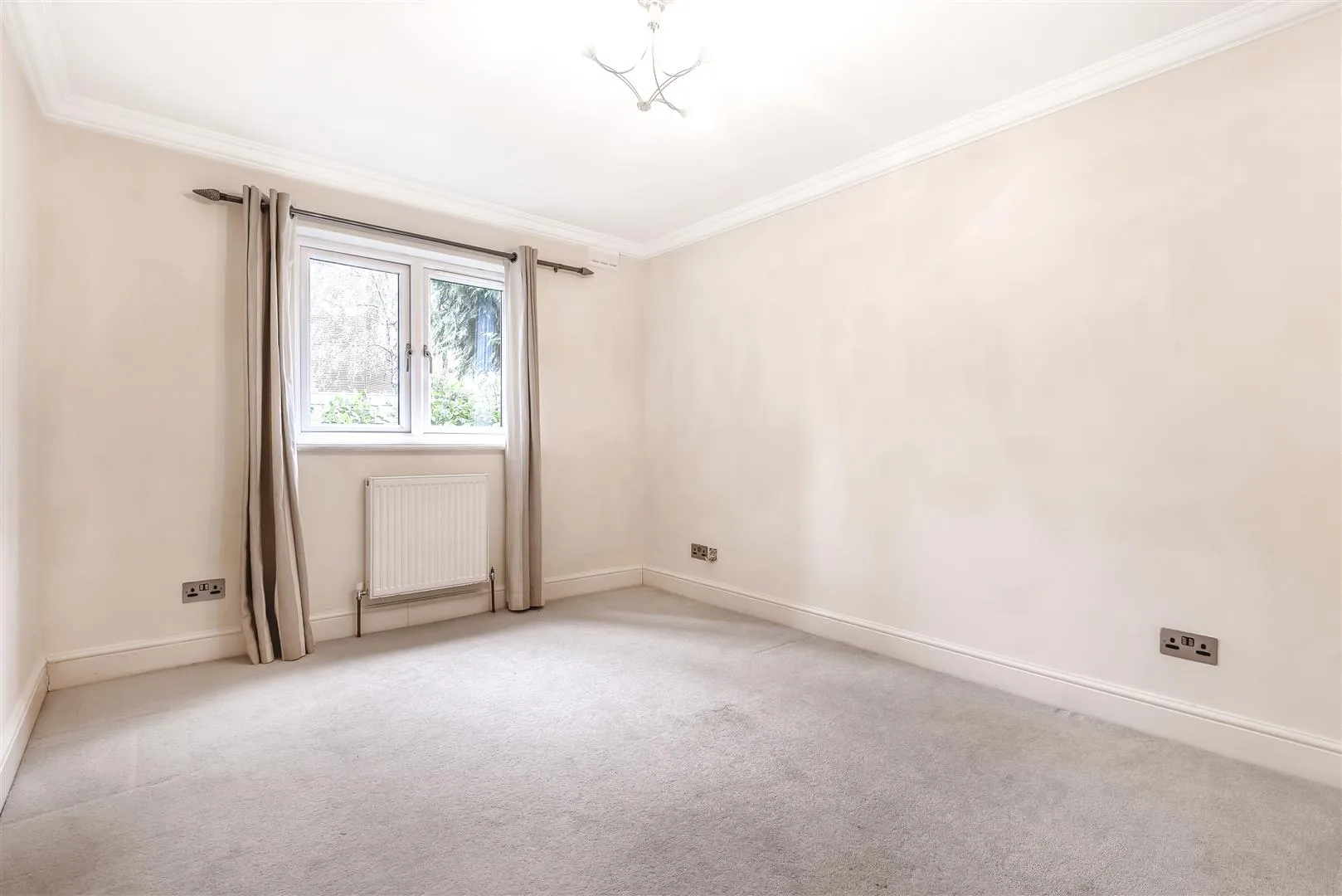 Flat Sheen Gate Gardens in Greater London