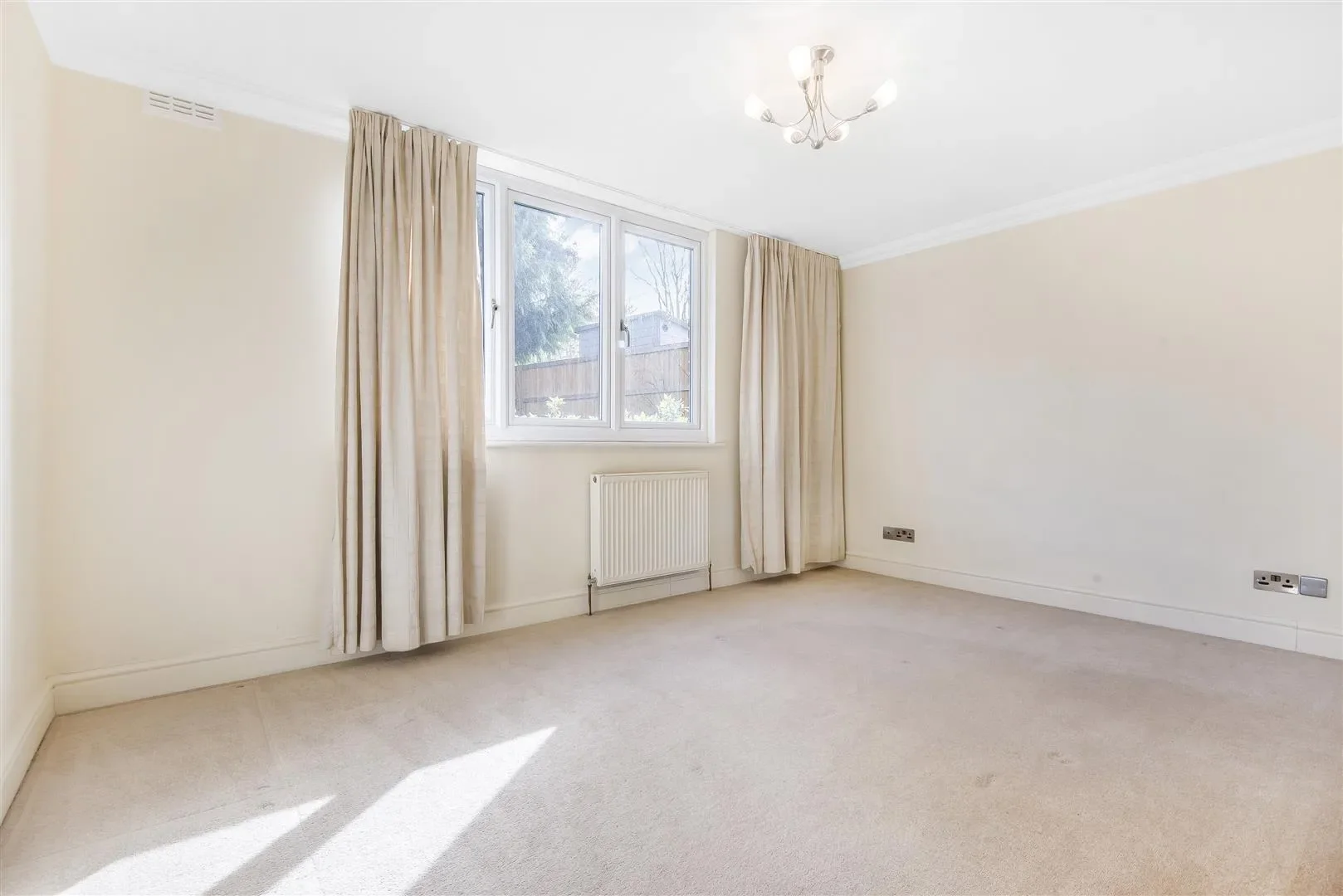 Flat Sheen Gate Gardens in Greater London