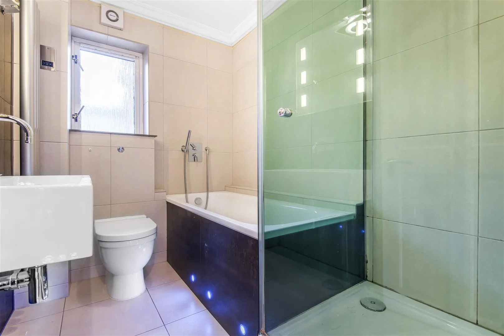 Flat Sheen Gate Gardens in Greater London