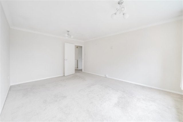 Flat Surbiton Hill Park in Greater London