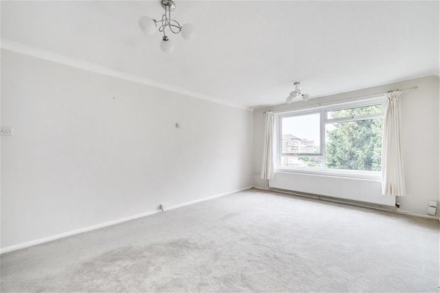 Flat Surbiton Hill Park in Greater London