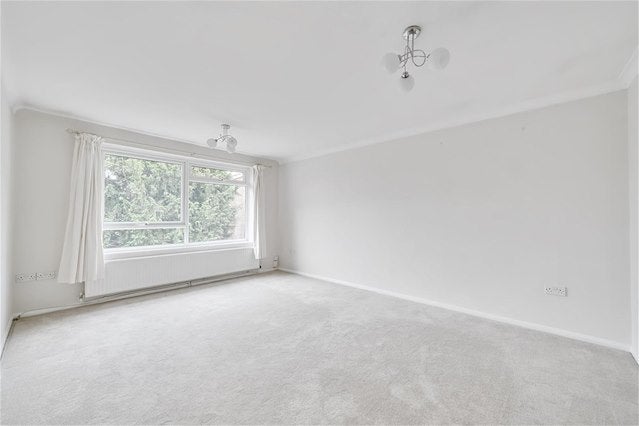 Flat Surbiton Hill Park in Greater London