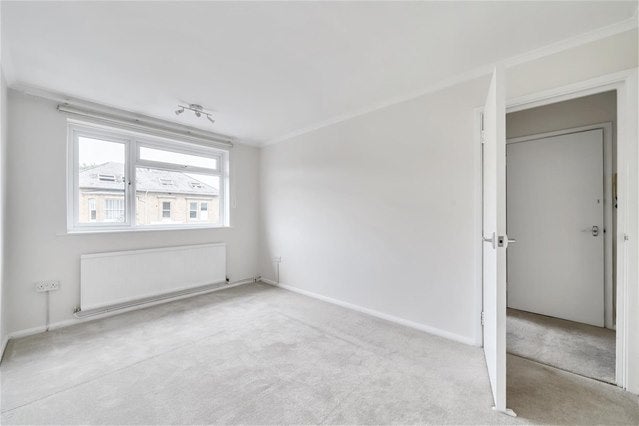 Flat Surbiton Hill Park in Greater London
