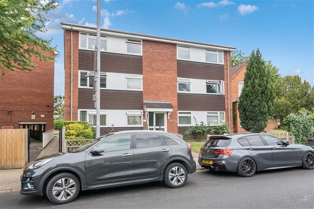 Flat Surbiton Hill Park in Greater London