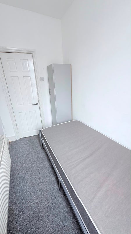Room Browning Road in Greater London