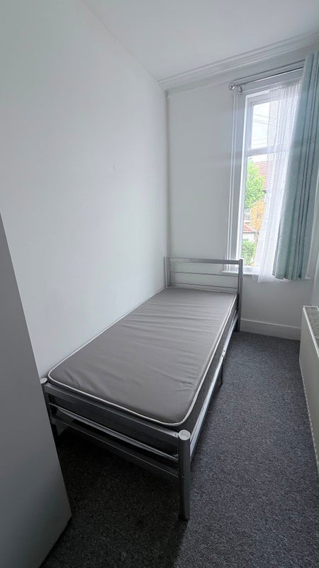 Room Browning Road in Greater London