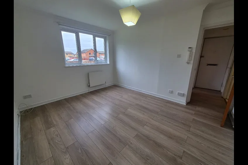 Flat Tarras Drive in Renfrew