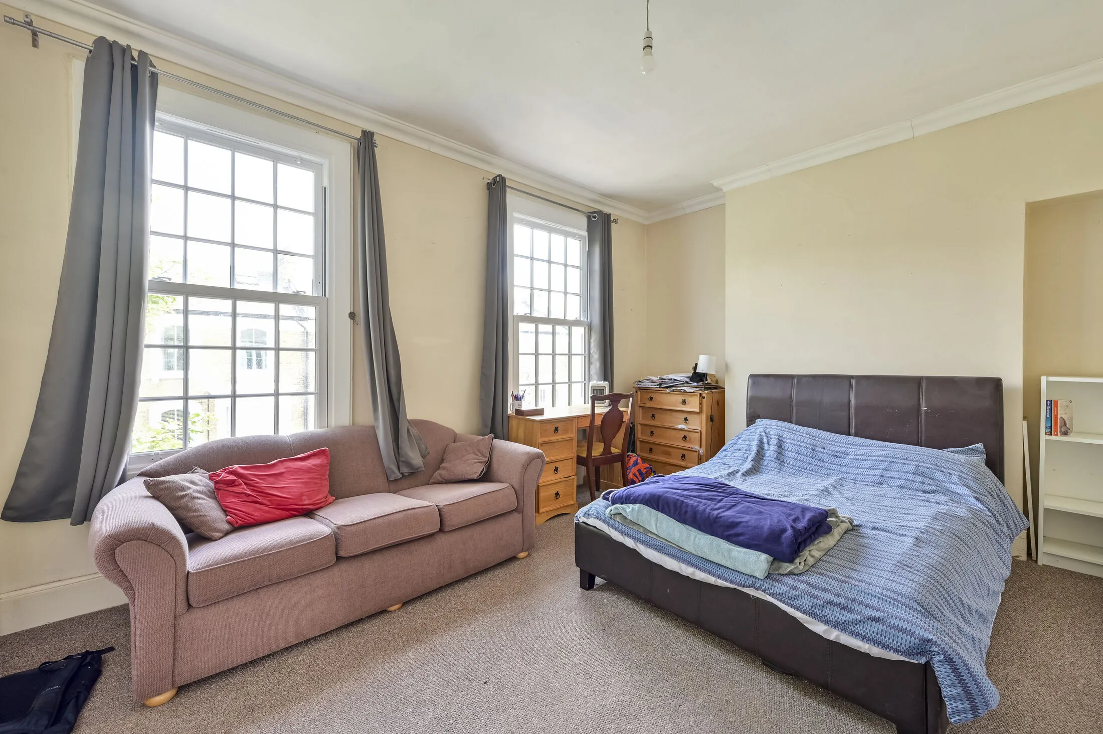Flat Disraeli Road in Greater London