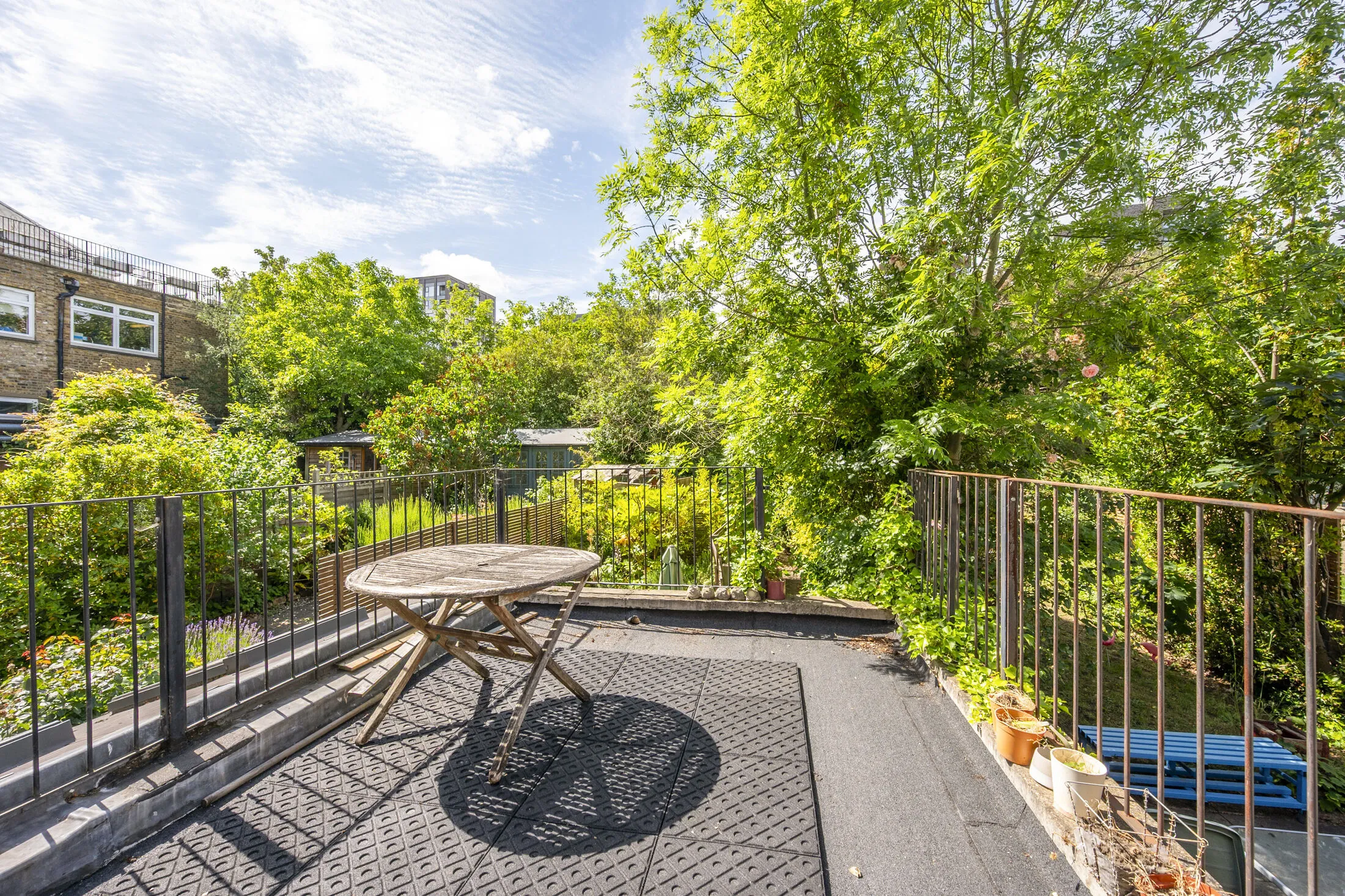 Flat Disraeli Road in Greater London