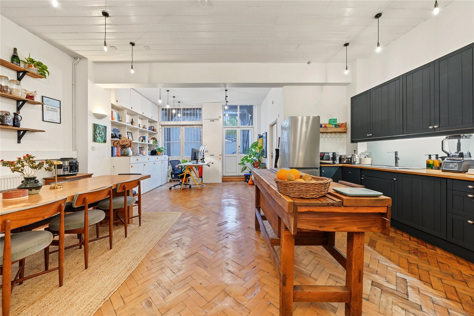 Flat Cross Street in Greater London