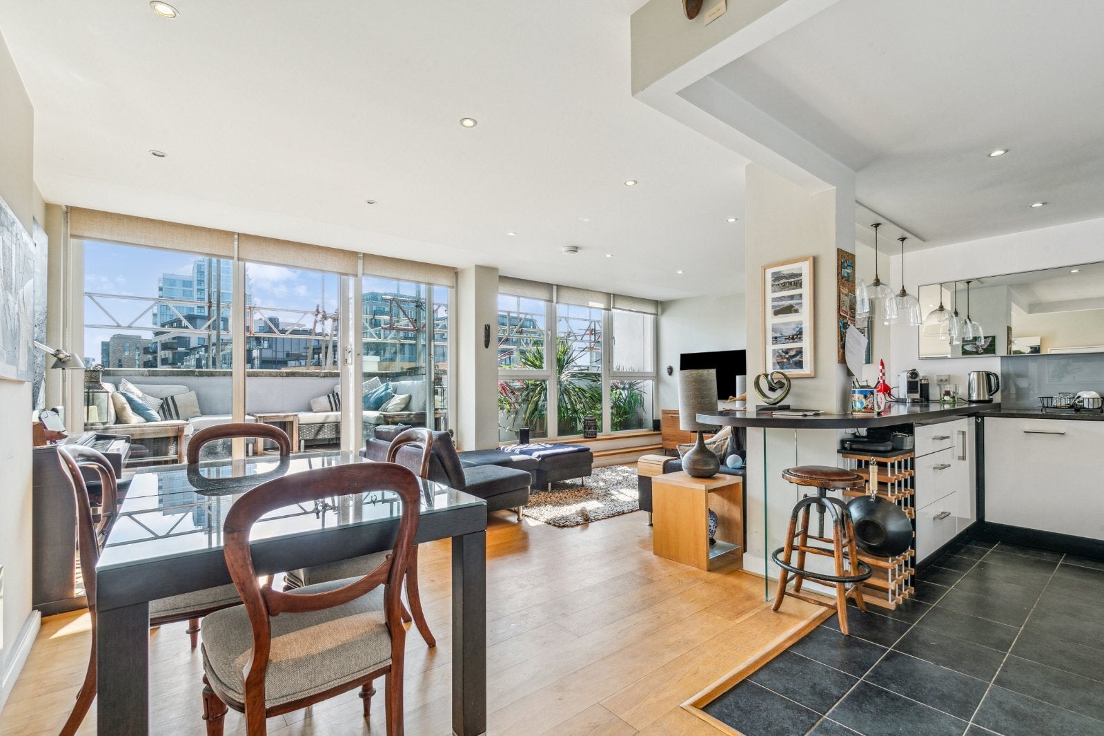 Flat Point Pleasant in Greater London