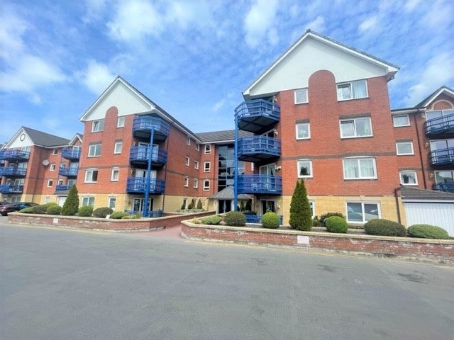 Flat Mountbatten Close in Preston