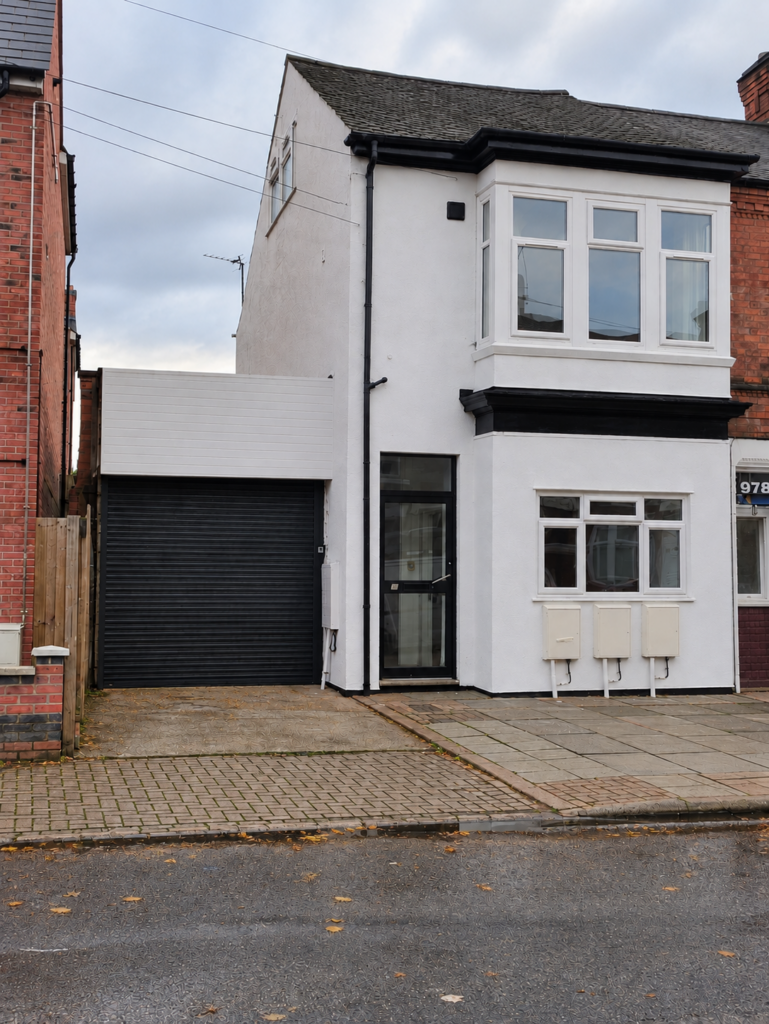 Flat Knighton Fields Road West in Leicester