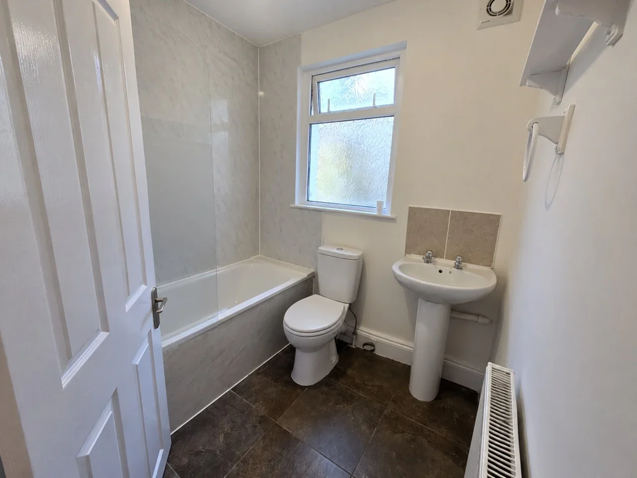 Flat Woodhouse Road in Greater London