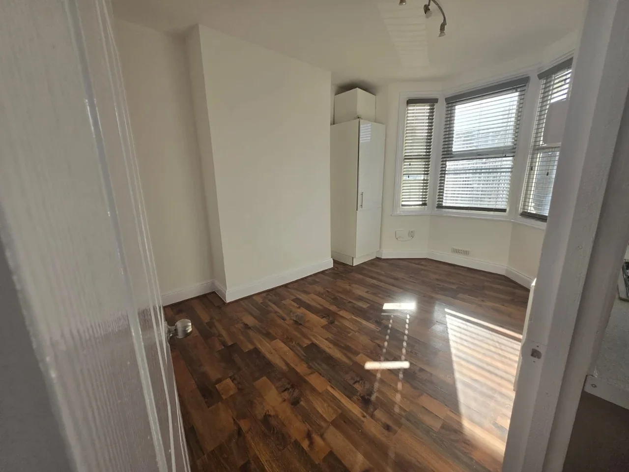 Flat Woodhouse Road in Greater London