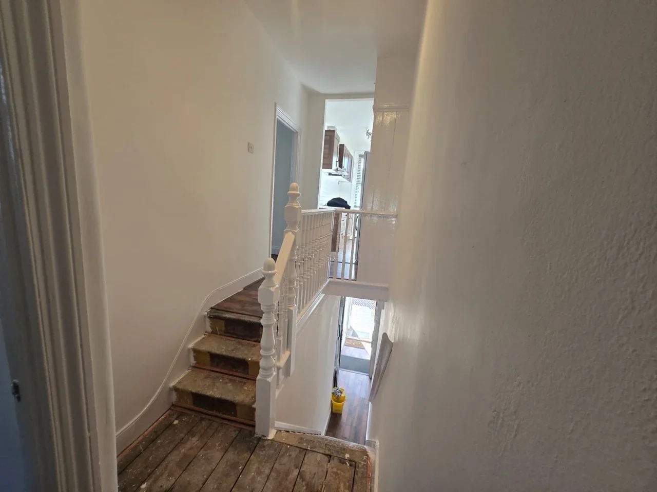 Flat Woodhouse Road in Greater London