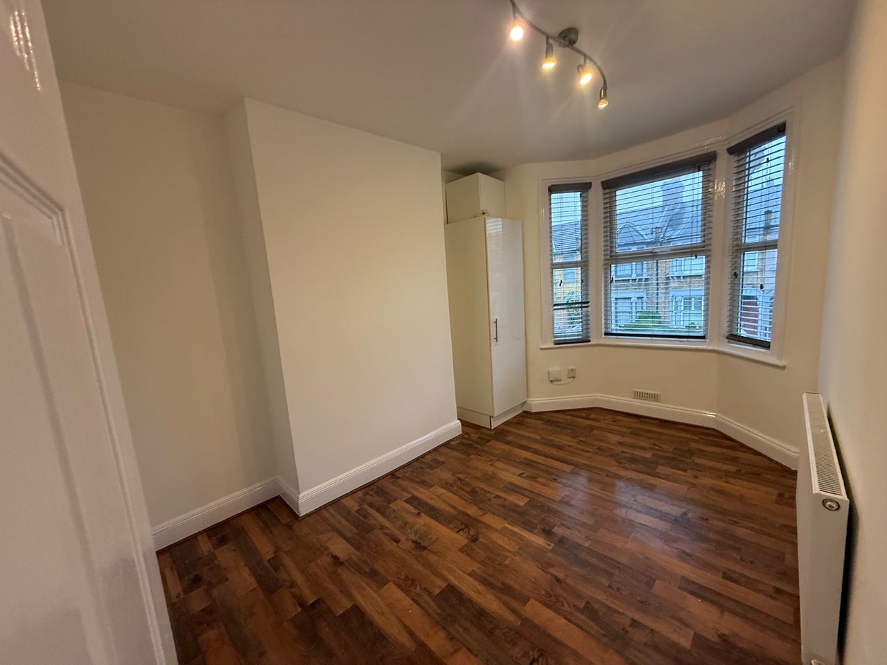 Flat Woodhouse Road in Greater London